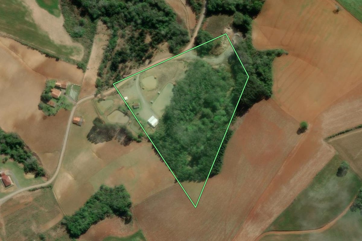 Imagem de satélite do imóvel rural em Imbituva (PR), com o contorno declarado no CAR desenhado por cima.