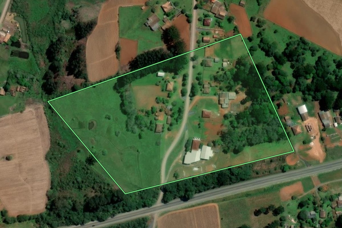 Imagem de satélite do imóvel rural em Imbituva (PR), com o contorno declarado no CAR desenhado por cima.