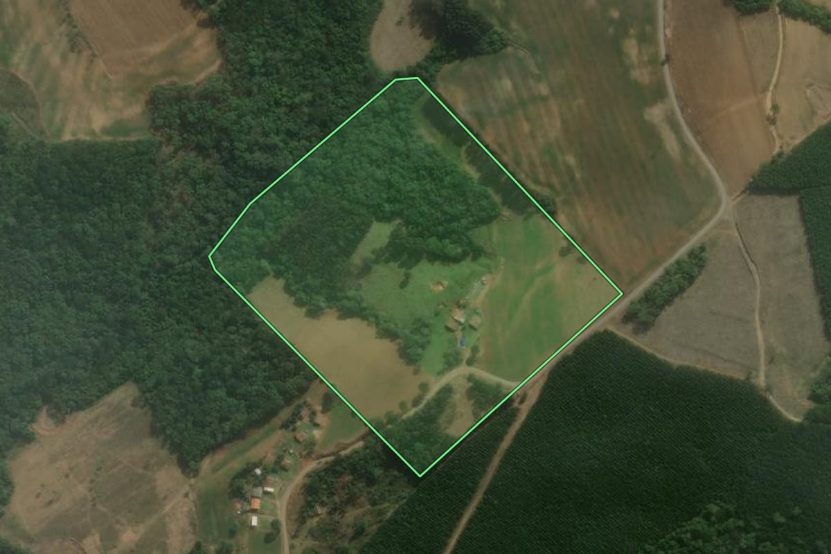Imagem de satélite do imóvel rural em Imbituva (PR), com o contorno declarado no CAR desenhado por cima.