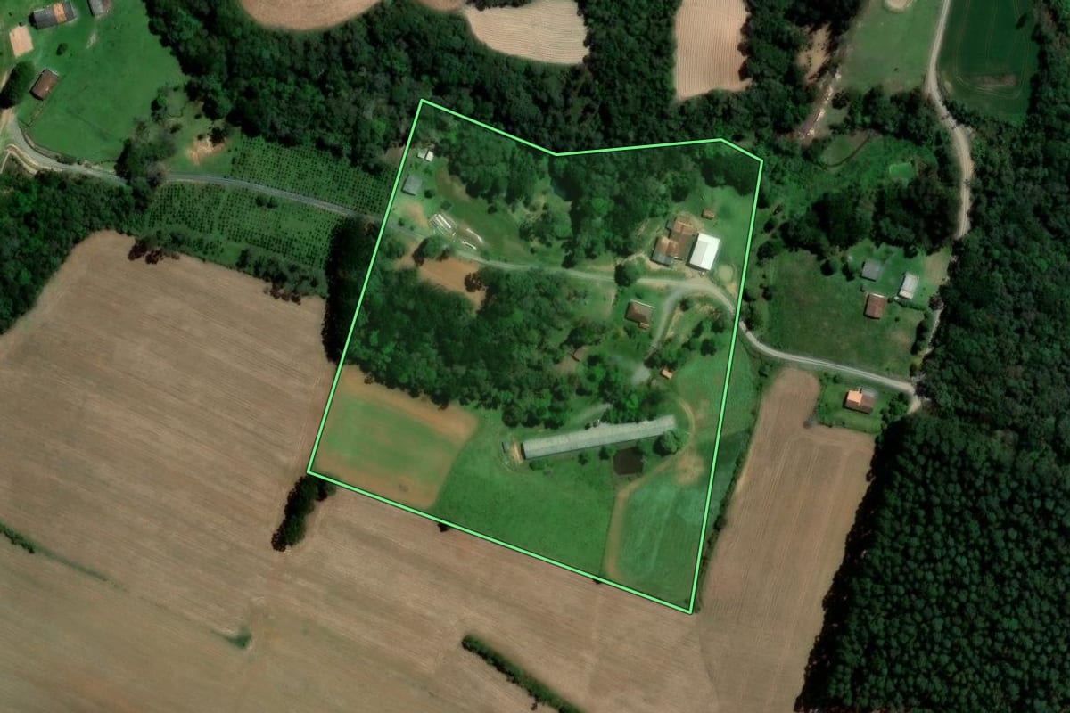 Imagem de satélite do imóvel rural em Imbituva (PR), com o contorno declarado no CAR desenhado por cima.