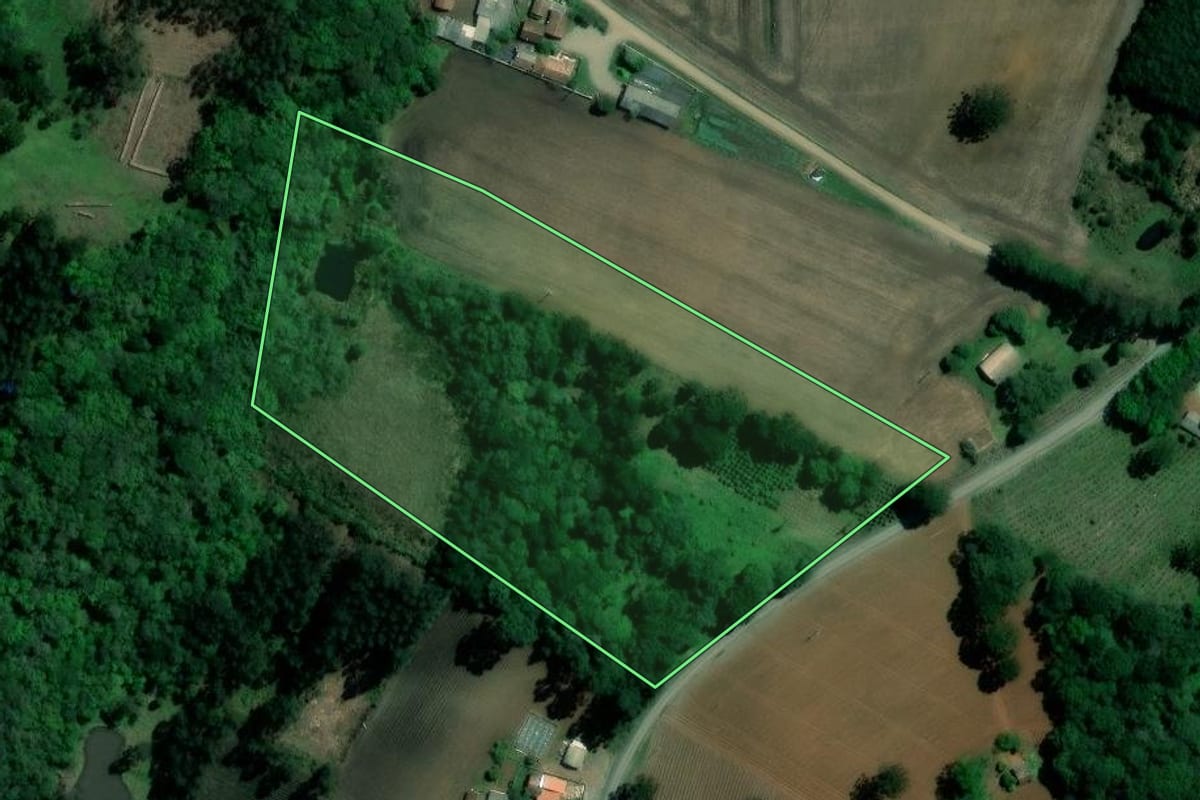 Imagem de satélite do imóvel rural em Imbituva (PR), com o contorno declarado no CAR desenhado por cima.