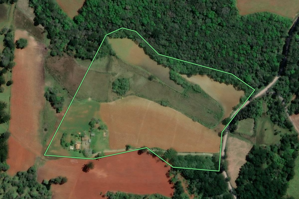 Imagem de satélite do imóvel rural em Imbituva (PR), com o contorno declarado no CAR desenhado por cima.