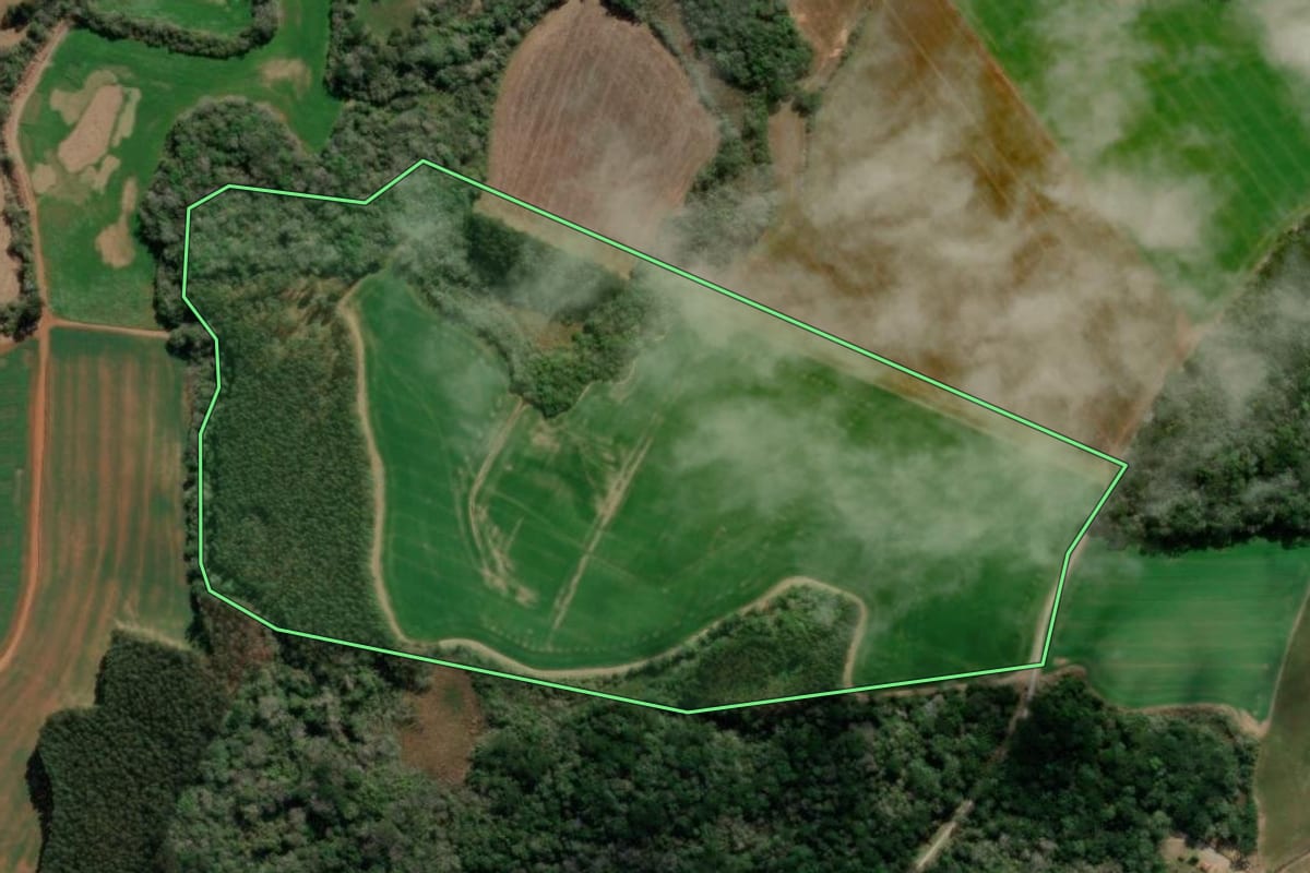Imagem de satélite do imóvel rural em Irati (PR), com o contorno declarado no CAR desenhado por cima.