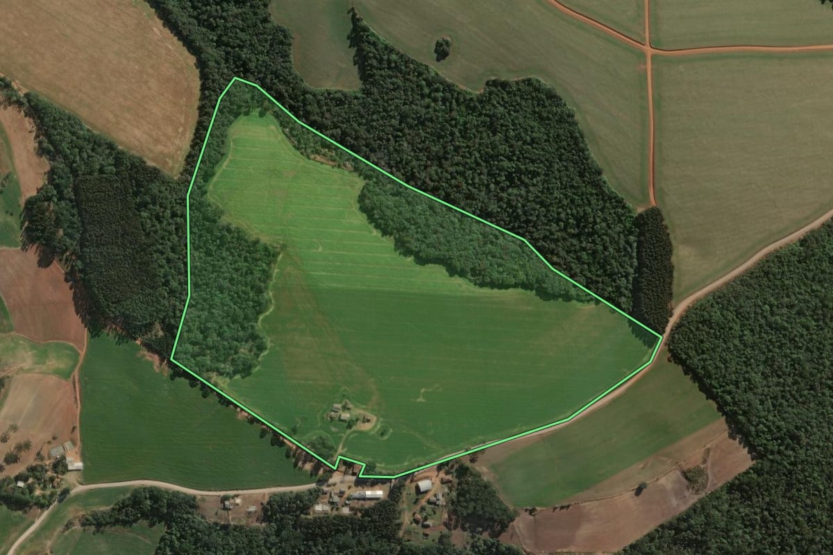 Imagem de satélite do imóvel rural em Imbituva (PR), com o contorno declarado no CAR desenhado por cima.