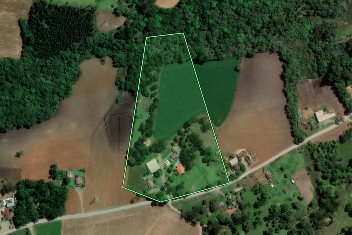 Imagem de satélite do imóvel rural em Imbituva (PR), com o contorno declarado no CAR desenhado por cima.
