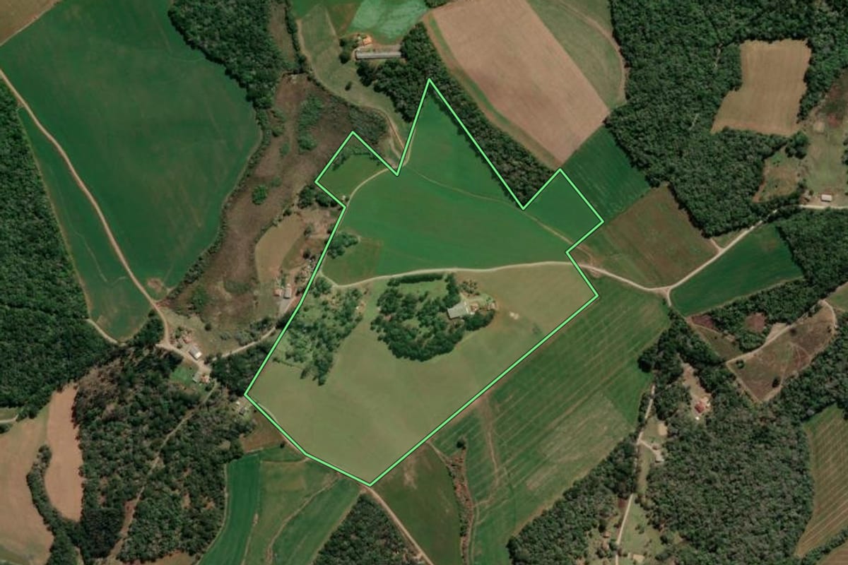 Imagem de satélite do imóvel rural em Imbituva (PR), com o contorno declarado no CAR desenhado por cima.