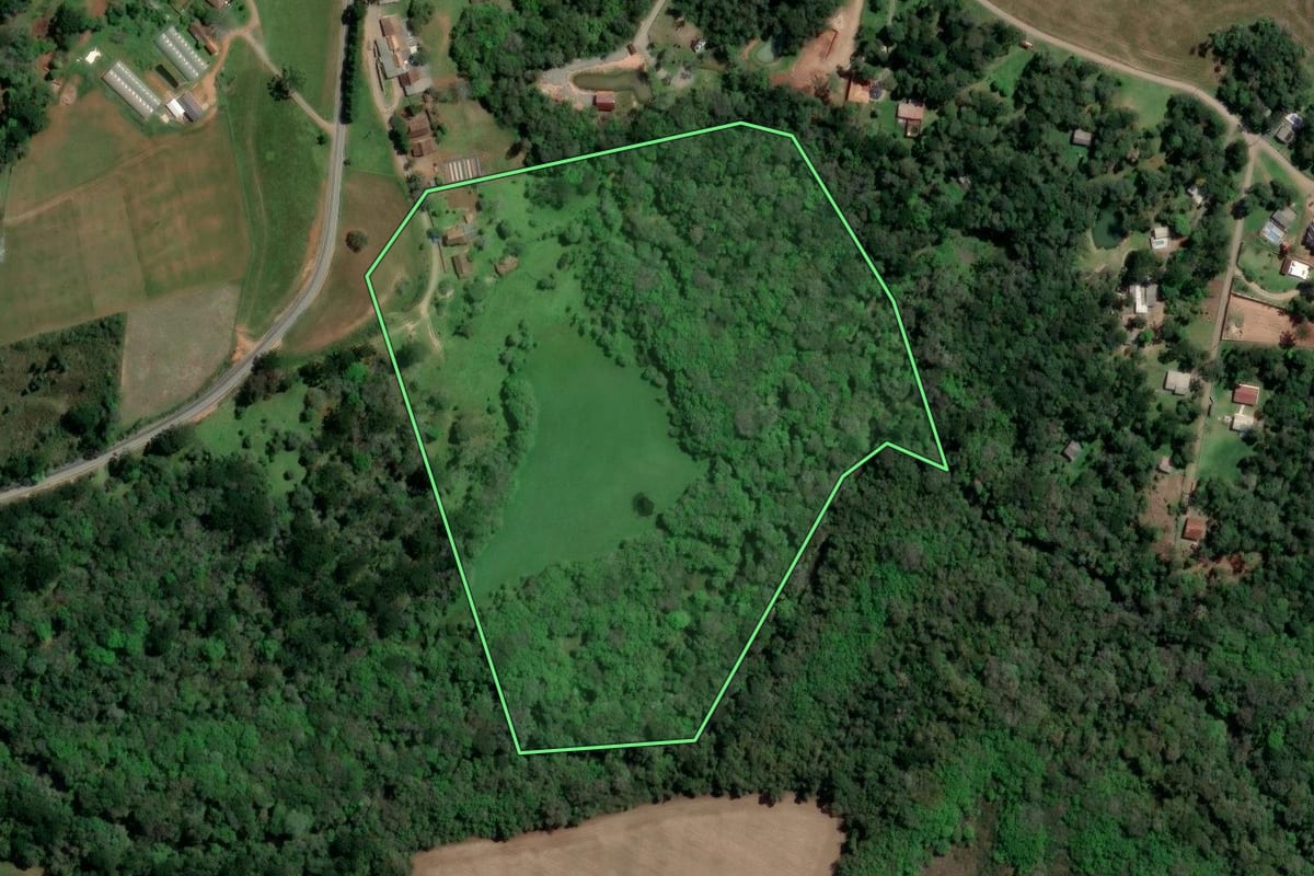 Imagem de satélite do imóvel rural em Imbituva (PR), com o contorno declarado no CAR desenhado por cima.