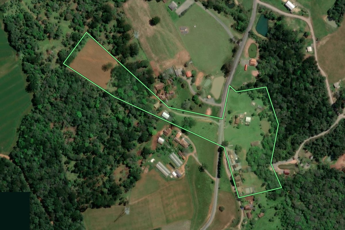 Imagem de satélite do imóvel rural em Imbituva (PR), com o contorno declarado no CAR desenhado por cima.