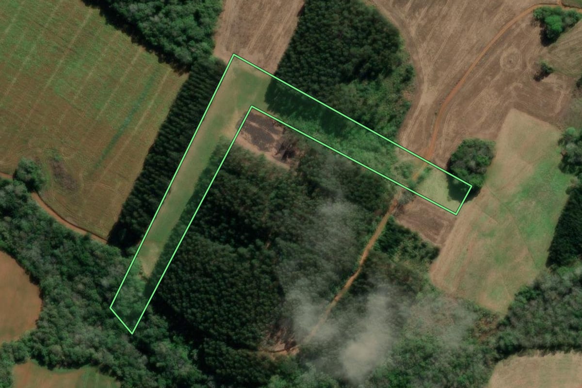 Imagem de satélite do imóvel rural em Imbituva (PR), com o contorno declarado no CAR desenhado por cima.