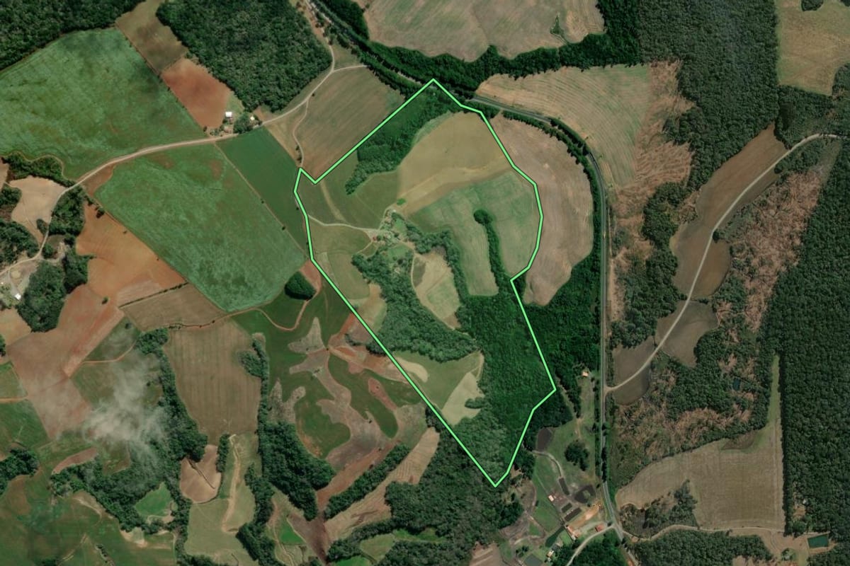 Imagem de satélite do imóvel rural em Imbituva (PR), com o contorno declarado no CAR desenhado por cima.