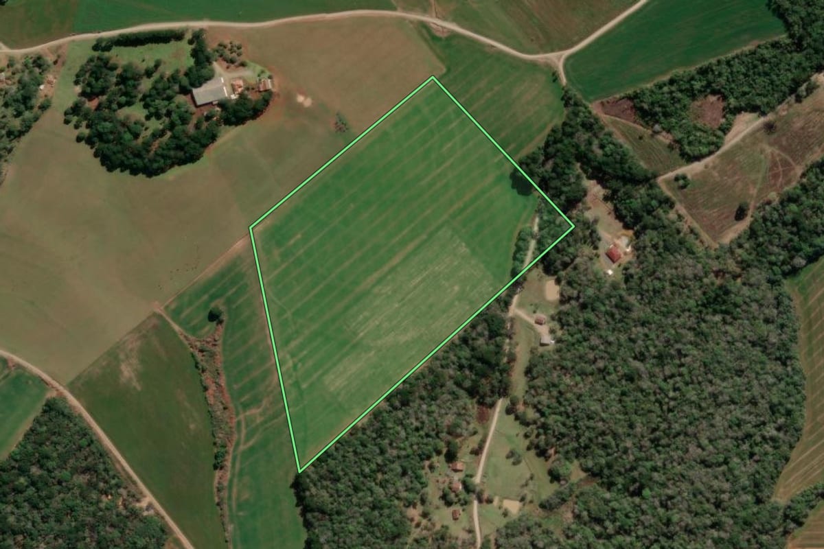 Imagem de satélite do imóvel rural em Imbituva (PR), com o contorno declarado no CAR desenhado por cima.