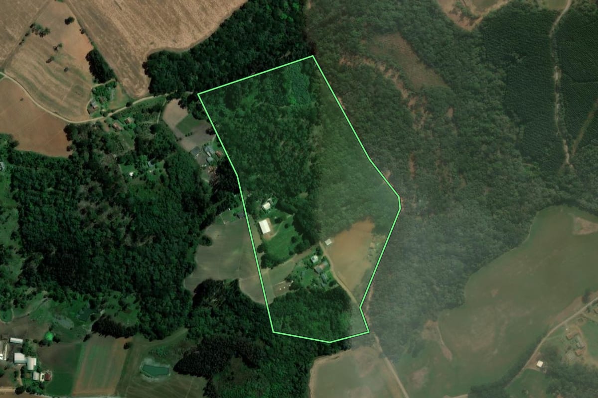 Imagem de satélite do imóvel rural em Imbituva (PR), com o contorno declarado no CAR desenhado por cima.