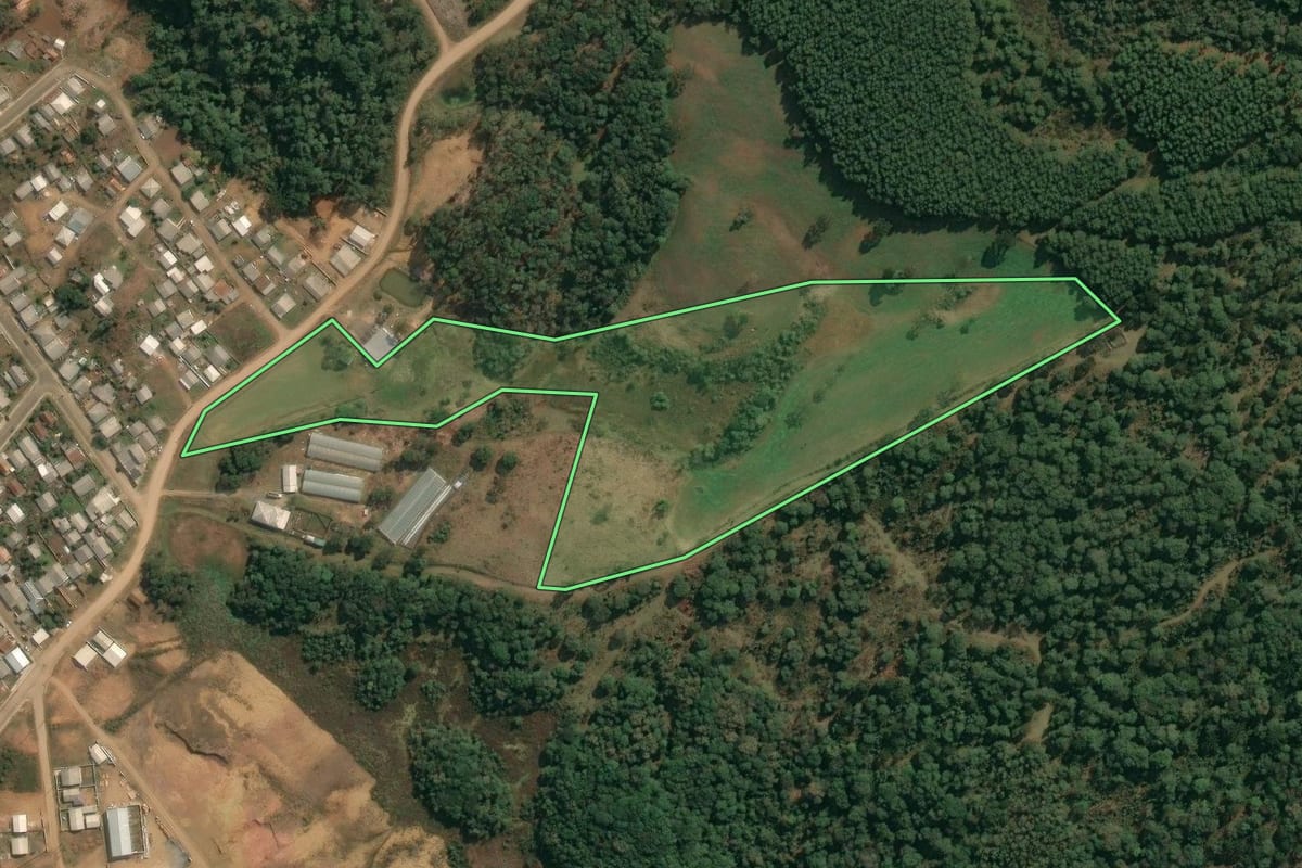 Imagem de satélite do imóvel rural em Inácio Martins (PR), com o contorno declarado no CAR desenhado por cima.
