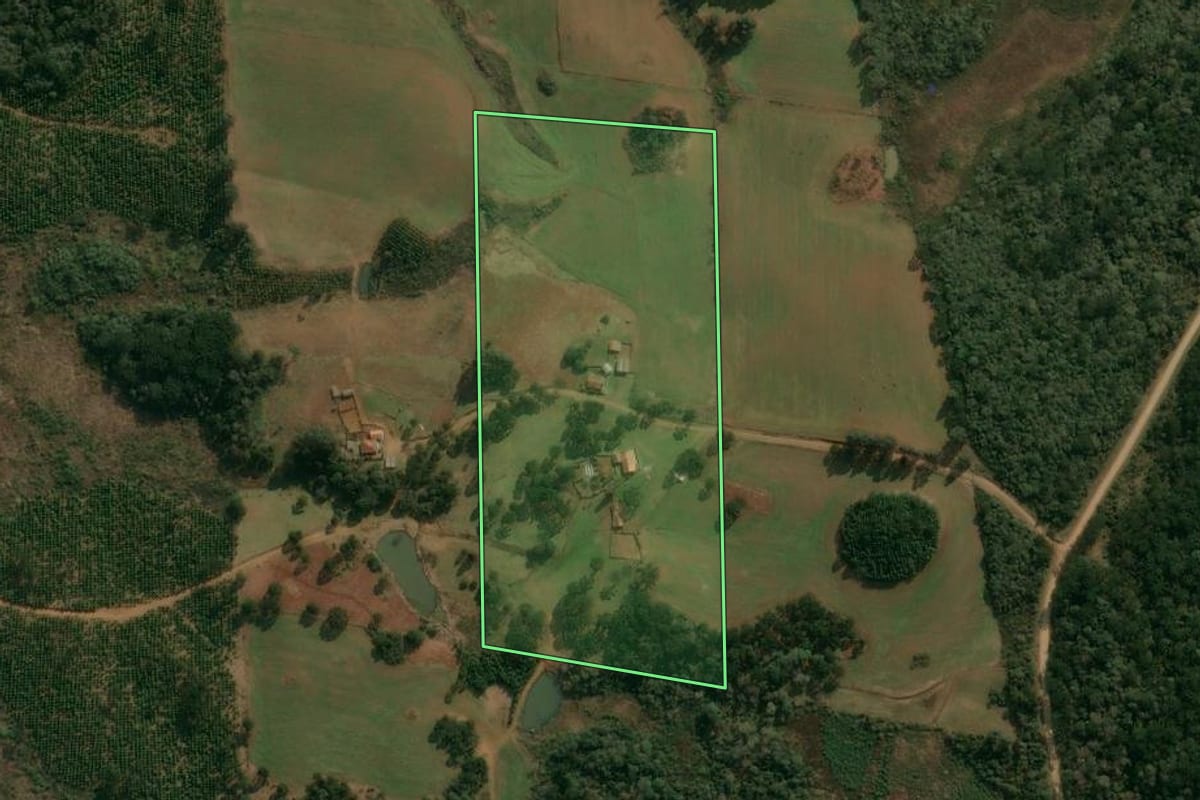 Imagem de satélite do imóvel rural em Inácio Martins (PR), com o contorno declarado no CAR desenhado por cima.
