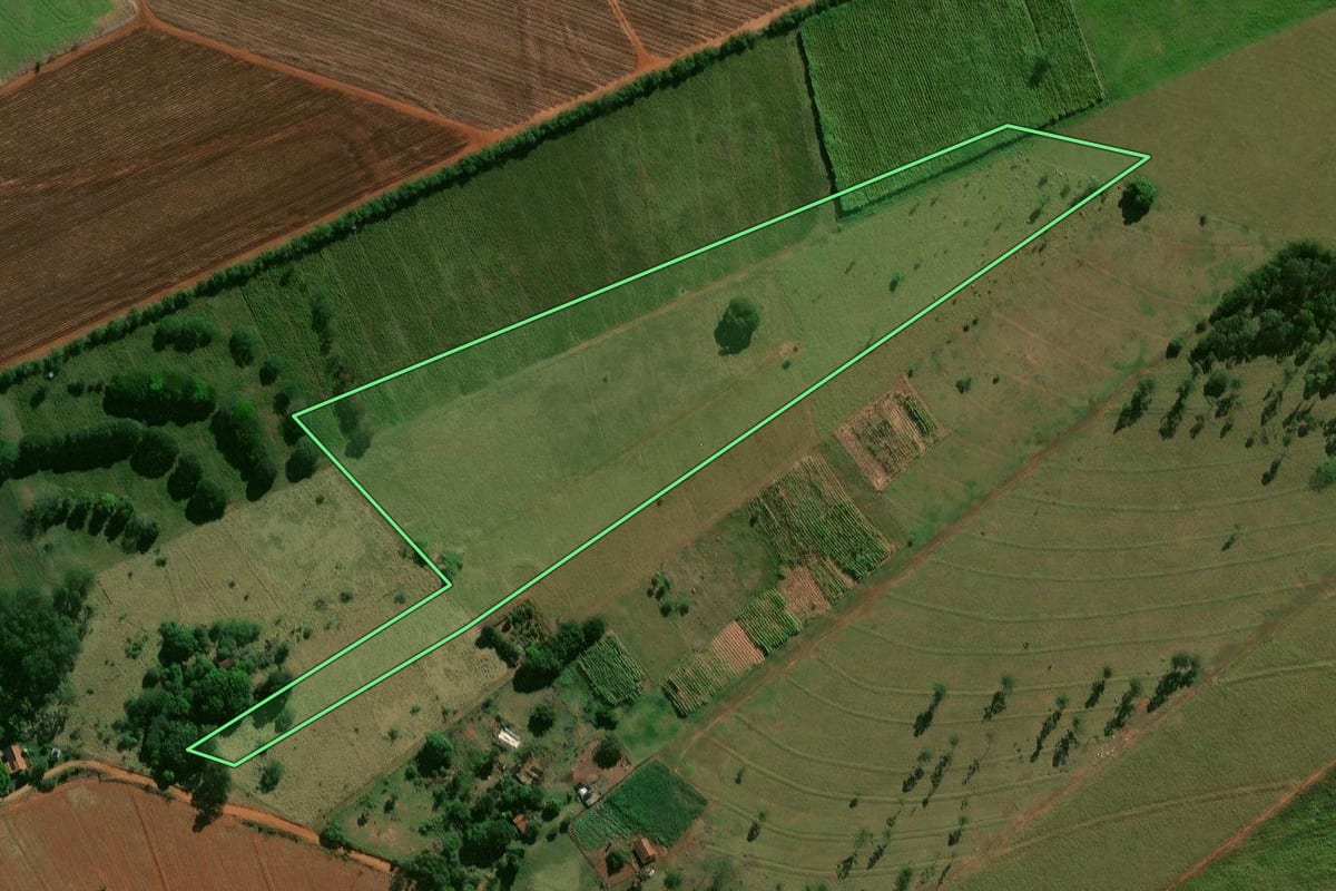 Imagem de satélite do imóvel rural em Inajá (PR), com o contorno declarado no CAR desenhado por cima.