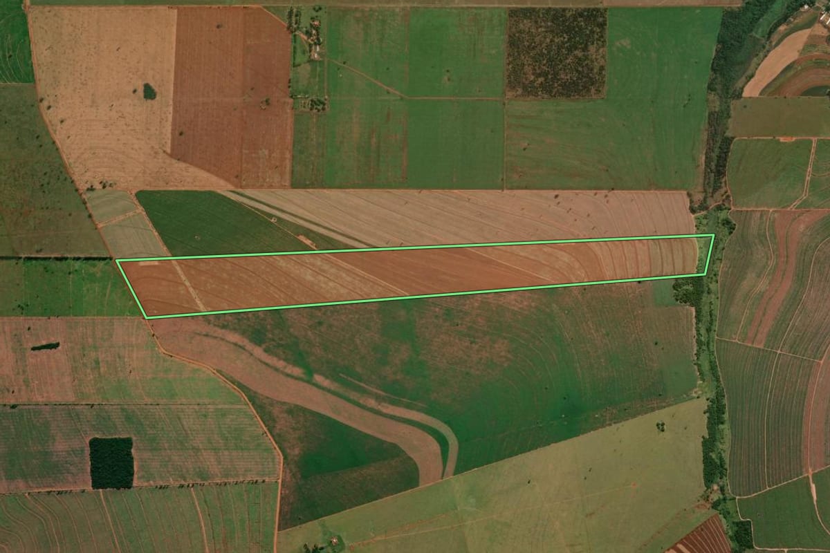 Imagem de satélite do imóvel rural em Inajá (PR), com o contorno declarado no CAR desenhado por cima.