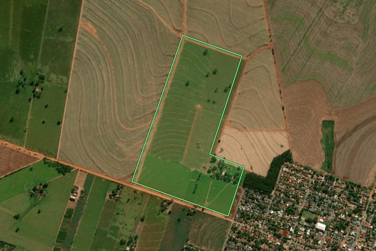 Imagem de satélite do imóvel rural em Inajá (PR), com o contorno declarado no CAR desenhado por cima.