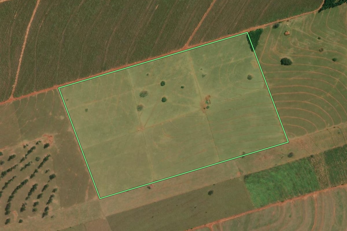 Imagem de satélite do imóvel rural em Inajá (PR), com o contorno declarado no CAR desenhado por cima.