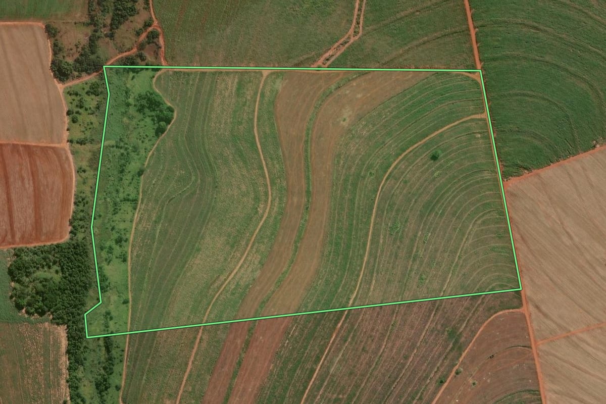 Imagem de satélite do imóvel rural em Inajá (PR), com o contorno declarado no CAR desenhado por cima.