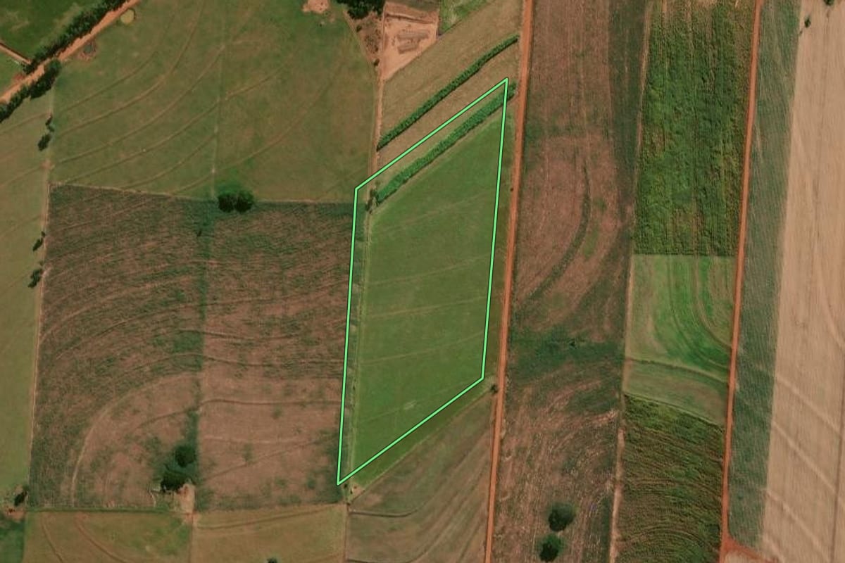 Imagem de satélite do imóvel rural em Inajá (PR), com o contorno declarado no CAR desenhado por cima.