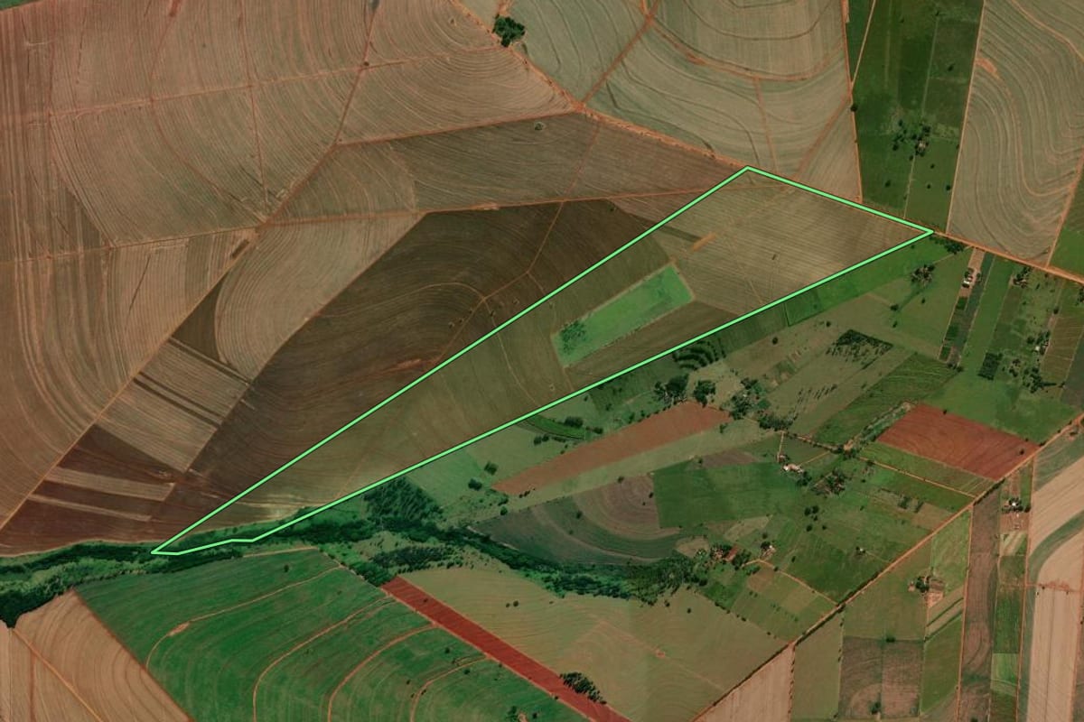 Imagem de satélite do imóvel rural em Inajá (PR), com o contorno declarado no CAR desenhado por cima.