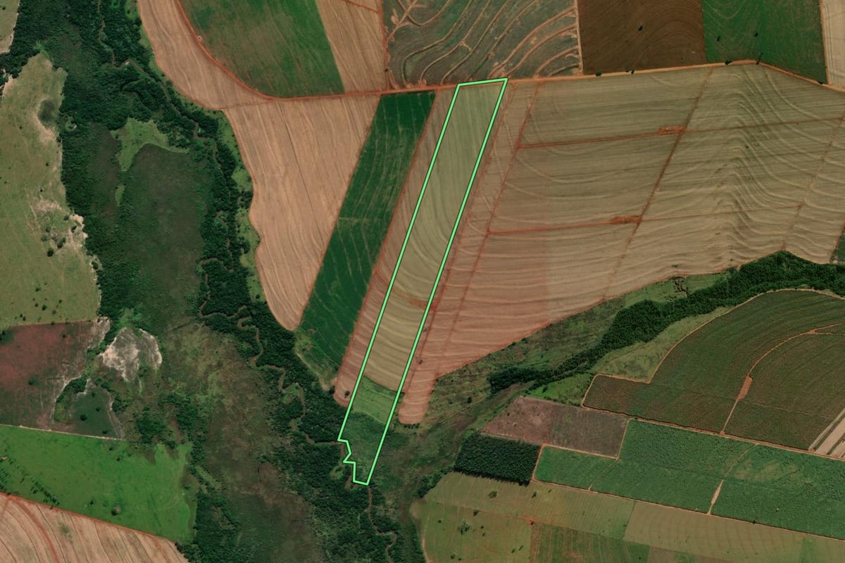 Imagem de satélite do imóvel rural em Inajá (PR), com o contorno declarado no CAR desenhado por cima.