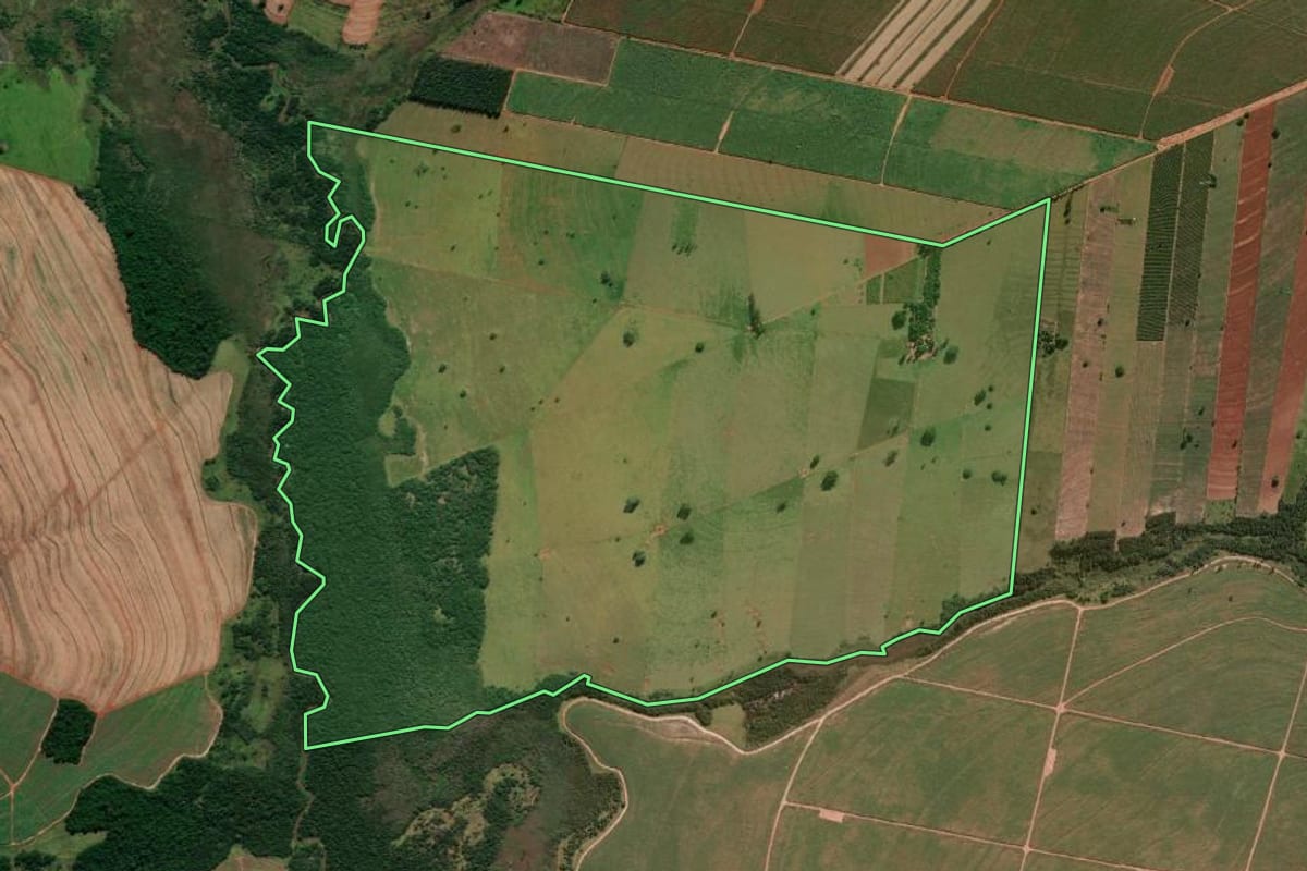 Imagem de satélite do imóvel rural em Inajá (PR), com o contorno declarado no CAR desenhado por cima.