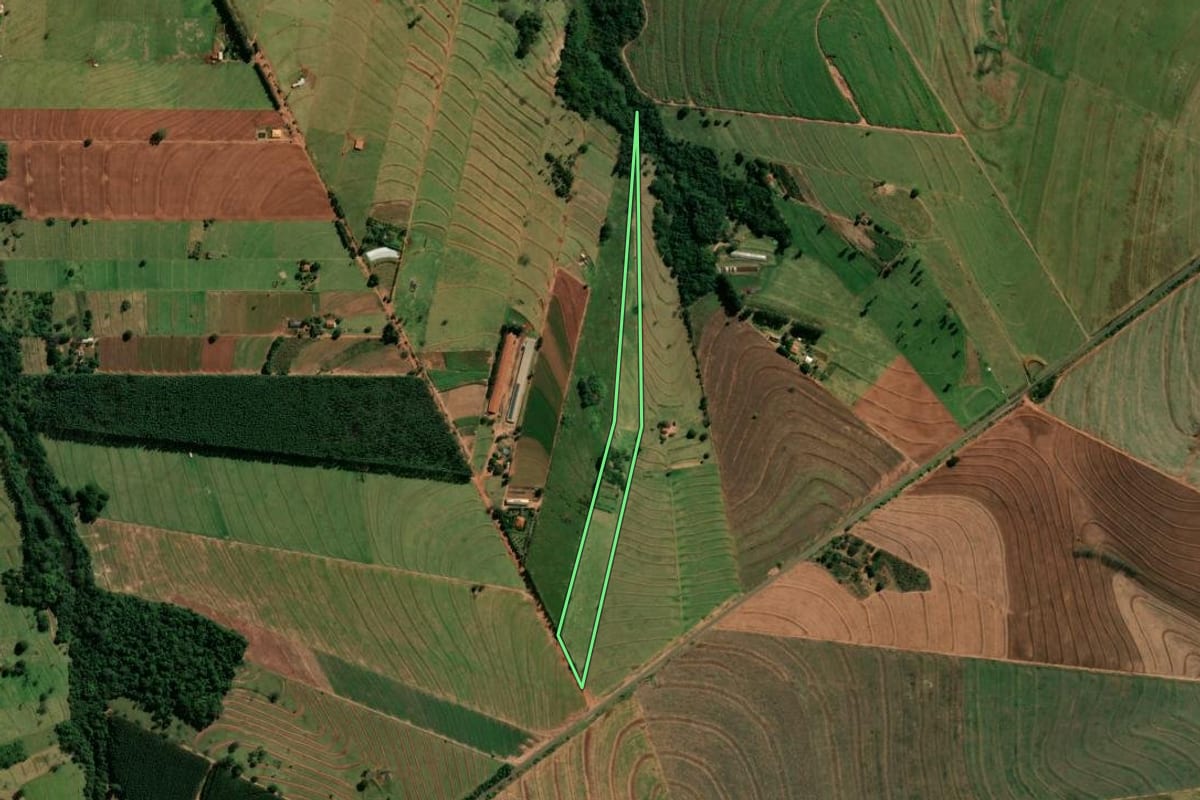 Imagem de satélite do imóvel rural em Indianópolis (PR), com o contorno declarado no CAR desenhado por cima.