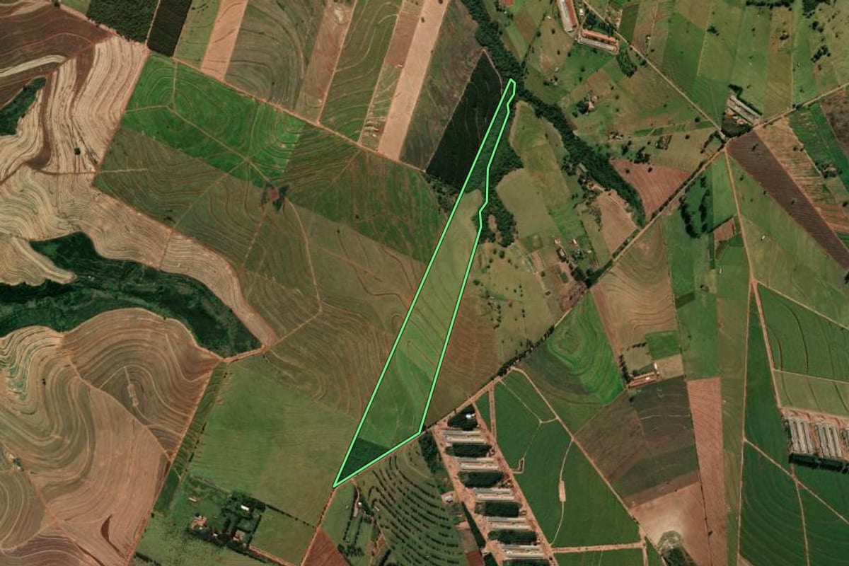 Imagem de satélite do imóvel rural em Indianópolis (PR), com o contorno declarado no CAR desenhado por cima.