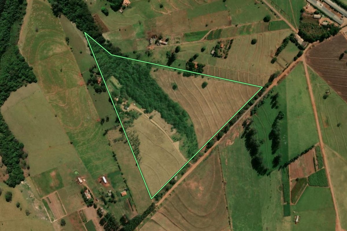 Imagem de satélite do imóvel rural em Indianópolis (PR), com o contorno declarado no CAR desenhado por cima.