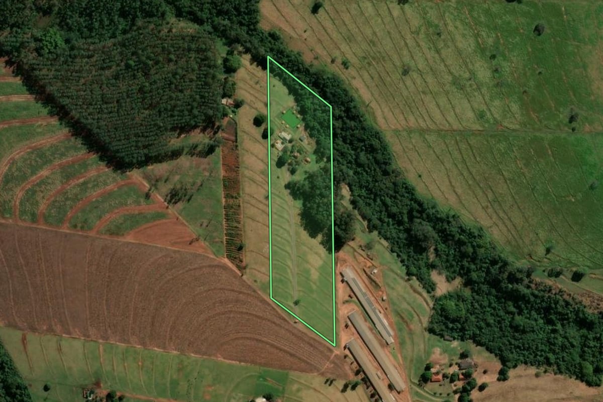Imagem de satélite do imóvel rural em Indianópolis (PR), com o contorno declarado no CAR desenhado por cima.