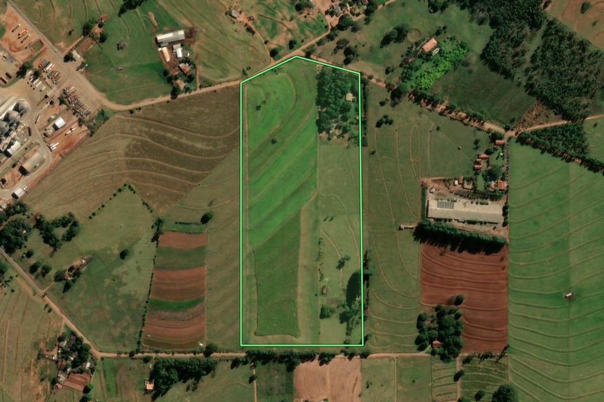 Imagem de satélite do imóvel rural em Indianópolis (PR), com o contorno declarado no CAR desenhado por cima.