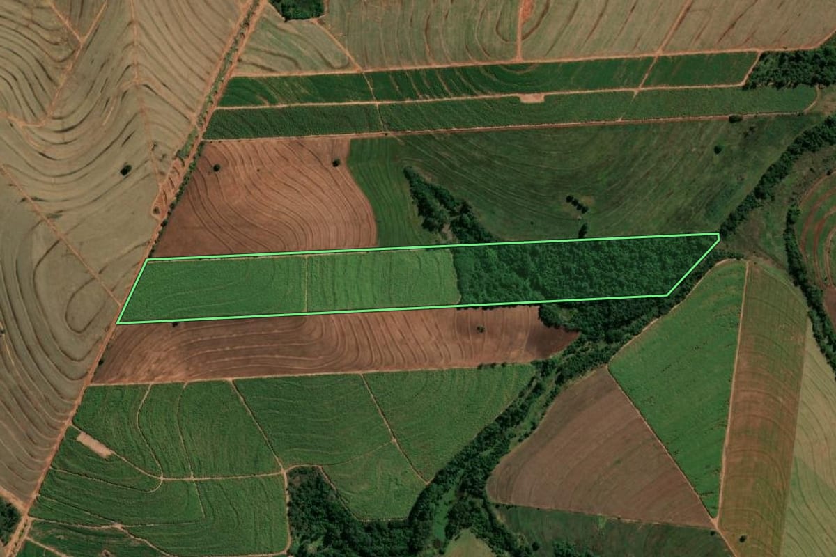 Imagem de satélite do imóvel rural em Indianópolis (PR), com o contorno declarado no CAR desenhado por cima.