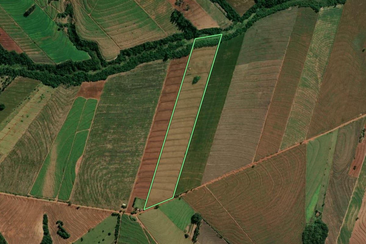 Imagem de satélite do imóvel rural em Indianópolis (PR), com o contorno declarado no CAR desenhado por cima.