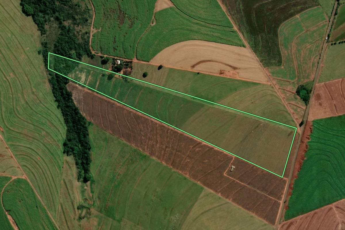 Imagem de satélite do imóvel rural em Indianópolis (PR), com o contorno declarado no CAR desenhado por cima.