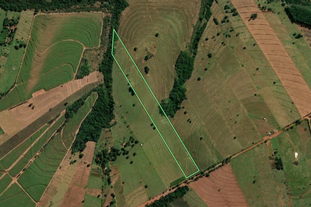 Imagem de satélite do imóvel rural em Indianópolis (PR), com o contorno declarado no CAR desenhado por cima.