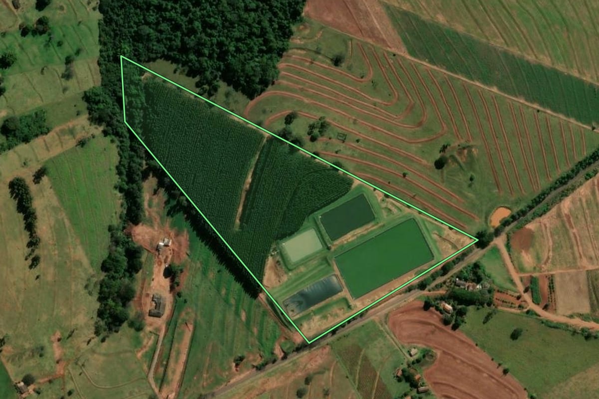 Imagem de satélite do imóvel rural em Indianópolis (PR), com o contorno declarado no CAR desenhado por cima.