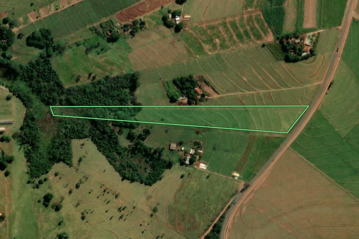 Imagem de satélite do imóvel rural em Indianópolis (PR), com o contorno declarado no CAR desenhado por cima.