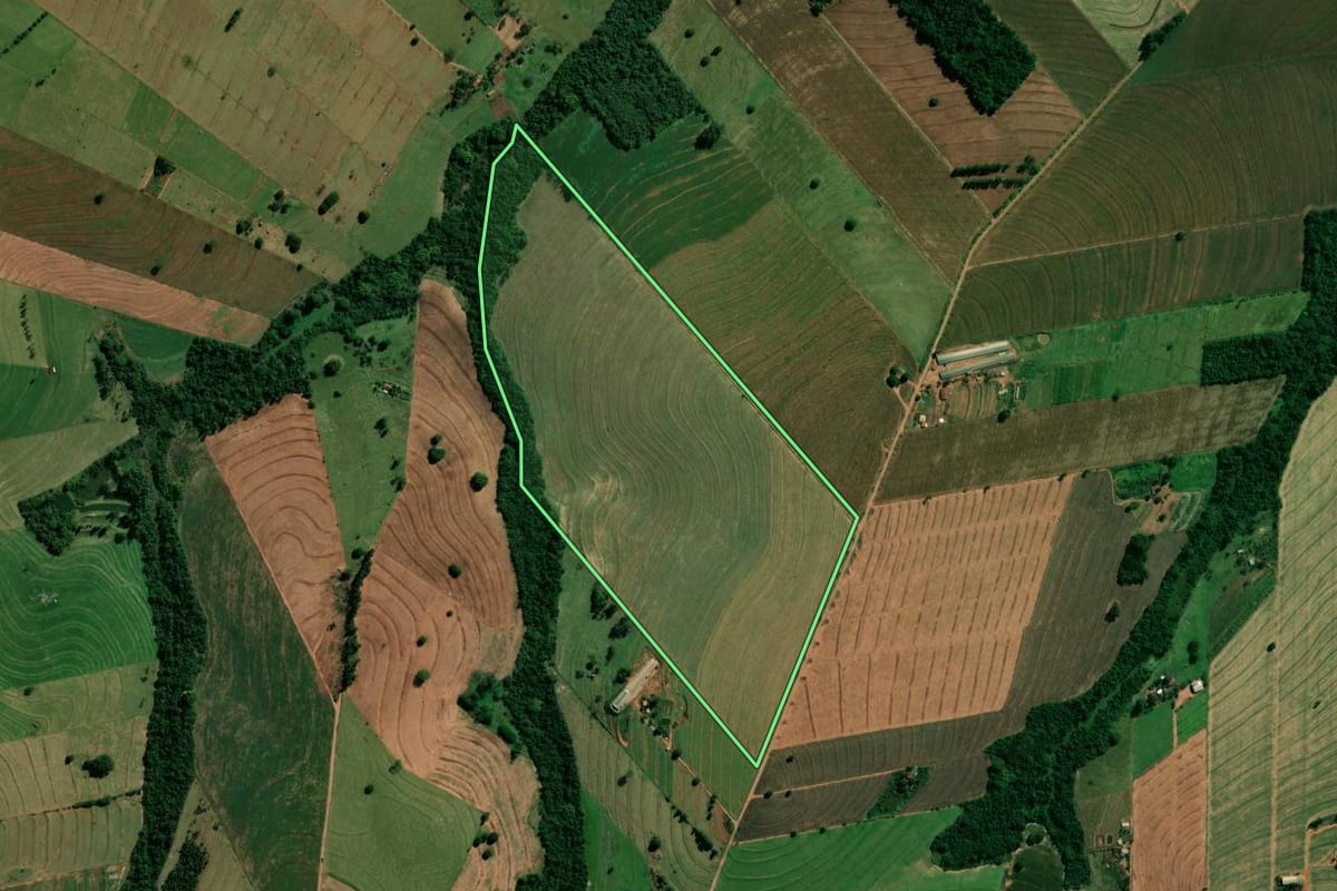 Imagem de satélite do imóvel rural em Indianópolis (PR), com o contorno declarado no CAR desenhado por cima.