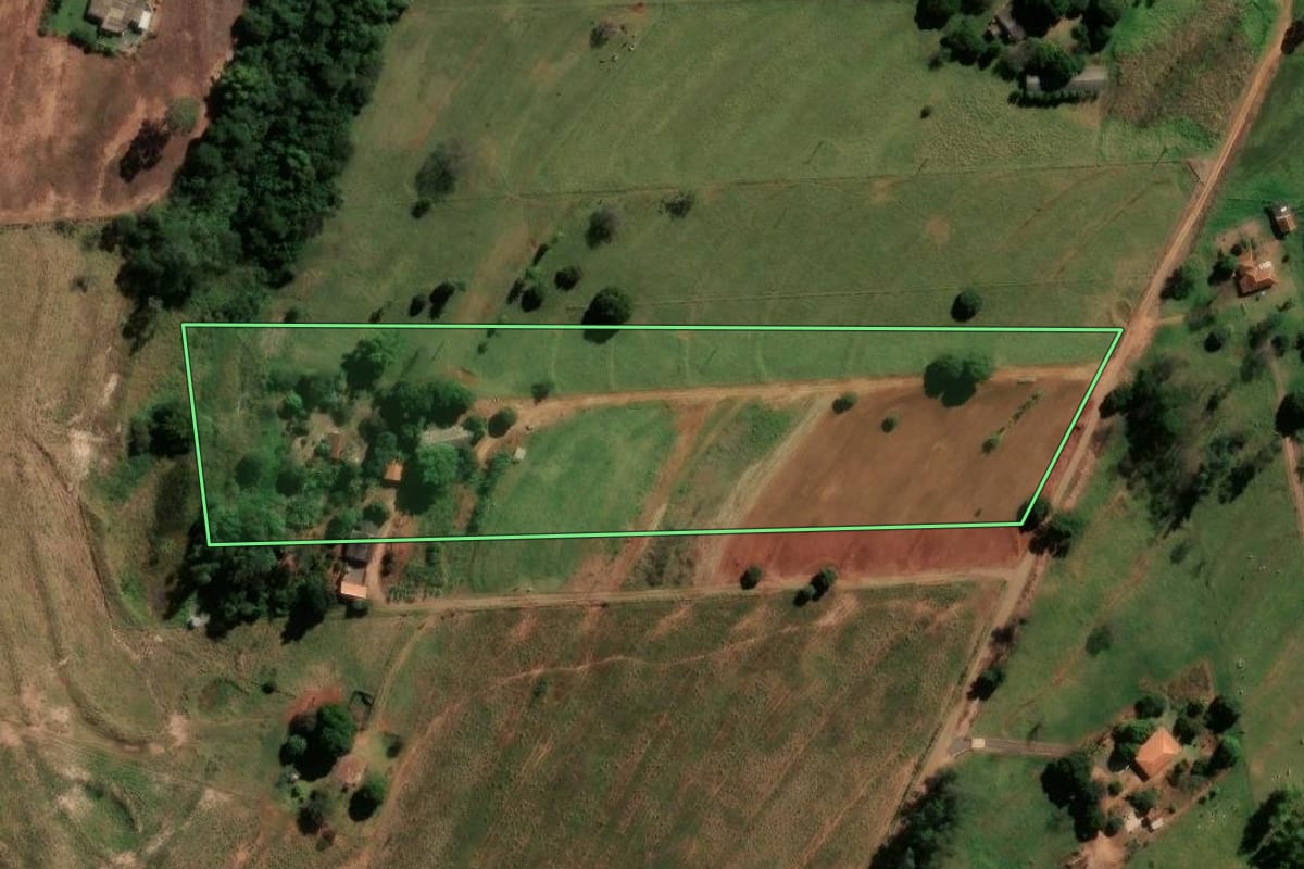 Imagem de satélite do imóvel rural em Indianópolis (PR), com o contorno declarado no CAR desenhado por cima.