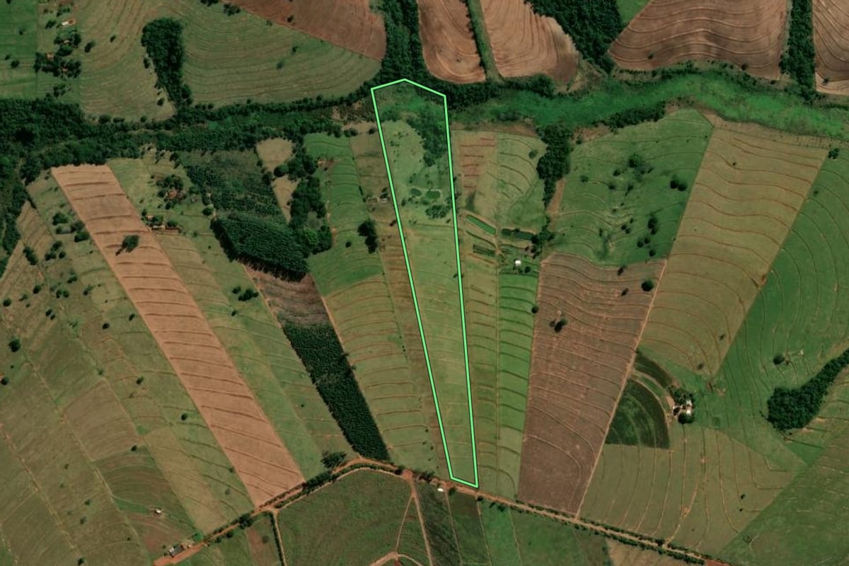 Imagem de satélite do imóvel rural em Indianópolis (PR), com o contorno declarado no CAR desenhado por cima.