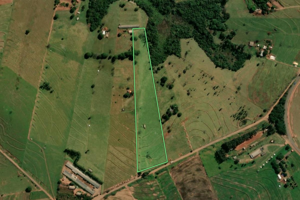 Imagem de satélite do imóvel rural em Indianópolis (PR), com o contorno declarado no CAR desenhado por cima.