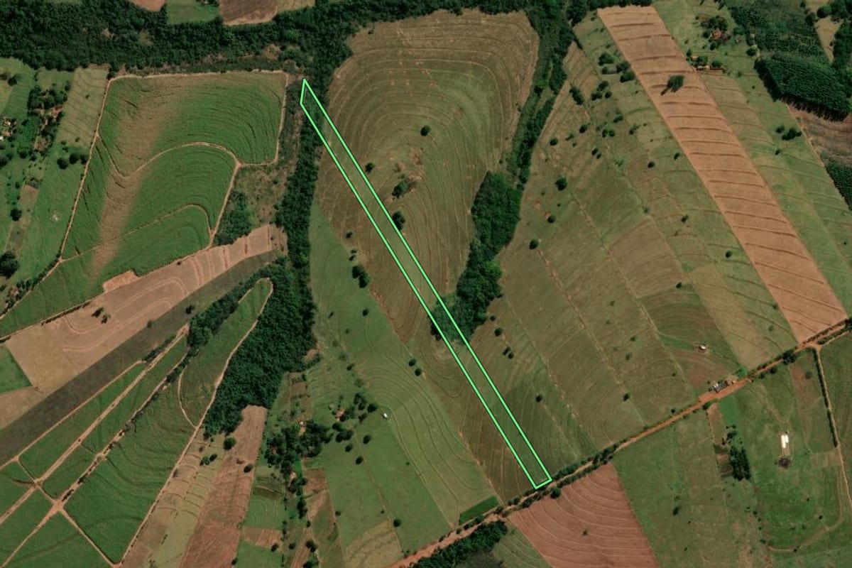 Imagem de satélite do imóvel rural em Indianópolis (PR), com o contorno declarado no CAR desenhado por cima.