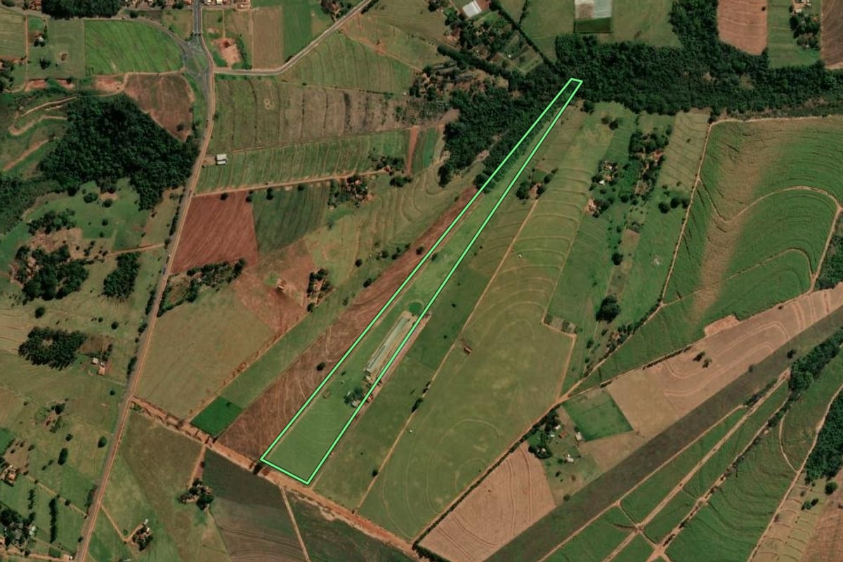 Imagem de satélite do imóvel rural em Indianópolis (PR), com o contorno declarado no CAR desenhado por cima.