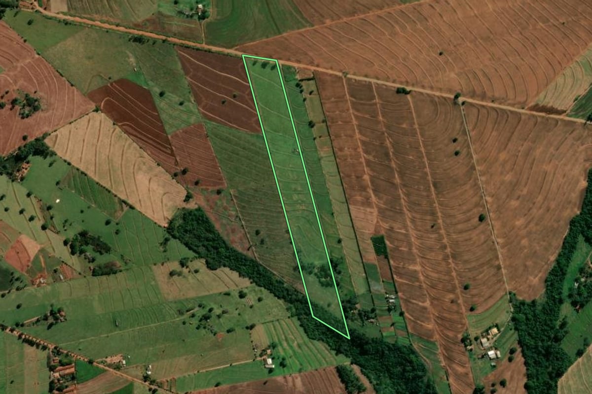 Imagem de satélite do imóvel rural em Indianópolis (PR), com o contorno declarado no CAR desenhado por cima.