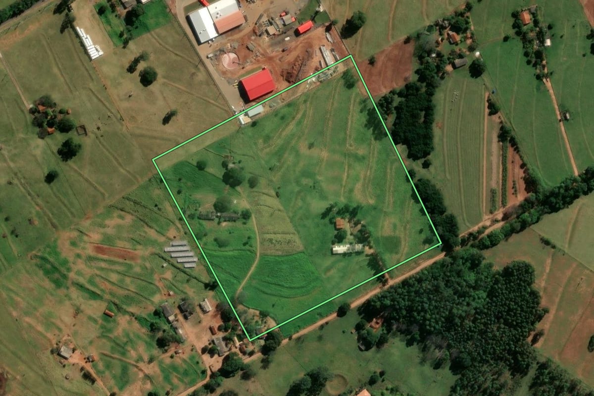 Imagem de satélite do imóvel rural em Indianópolis (PR), com o contorno declarado no CAR desenhado por cima.
