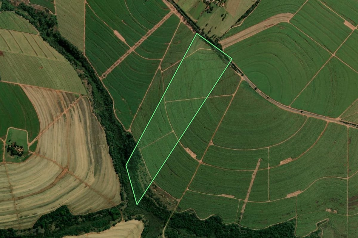 Imagem de satélite do imóvel rural em Indianópolis (PR), com o contorno declarado no CAR desenhado por cima.