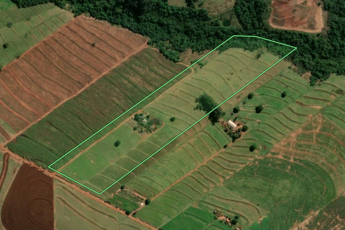 Imagem de satélite do imóvel rural em Indianópolis (PR), com o contorno declarado no CAR desenhado por cima.