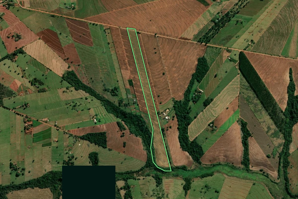Imagem de satélite do imóvel rural em Indianópolis (PR), com o contorno declarado no CAR desenhado por cima.