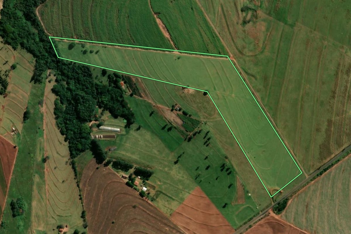Imagem de satélite do imóvel rural em Indianópolis (PR), com o contorno declarado no CAR desenhado por cima.
